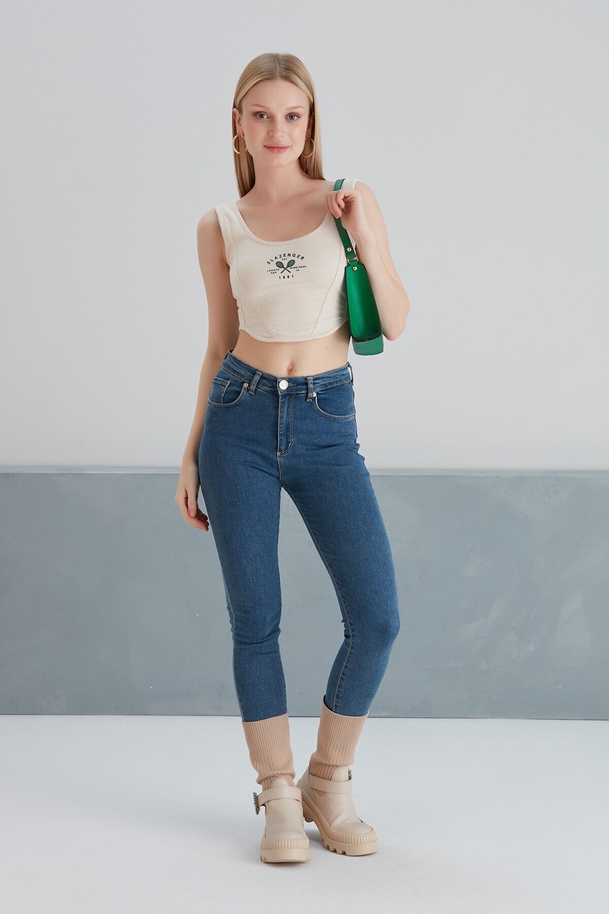 Kadın Askılı Yazı Baskılı Spor Şık Curve Krem Tasarım Croptop Bluz