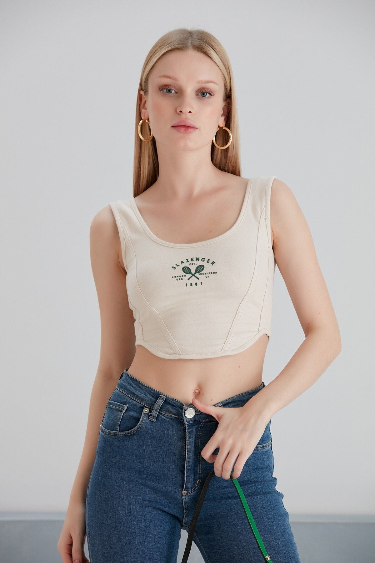 Kadın Askılı Yazı Baskılı Spor Şık Curve Krem Tasarım Croptop Bluz