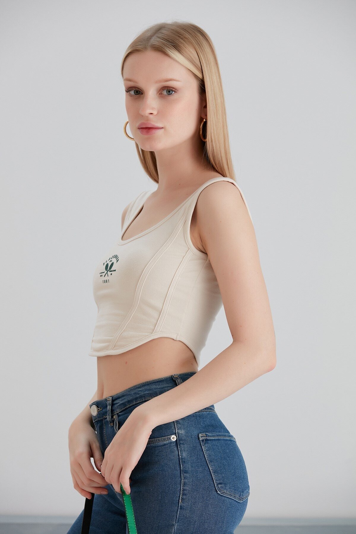 Kadın Askılı Yazı Baskılı Spor Şık Curve Krem Tasarım Croptop Bluz