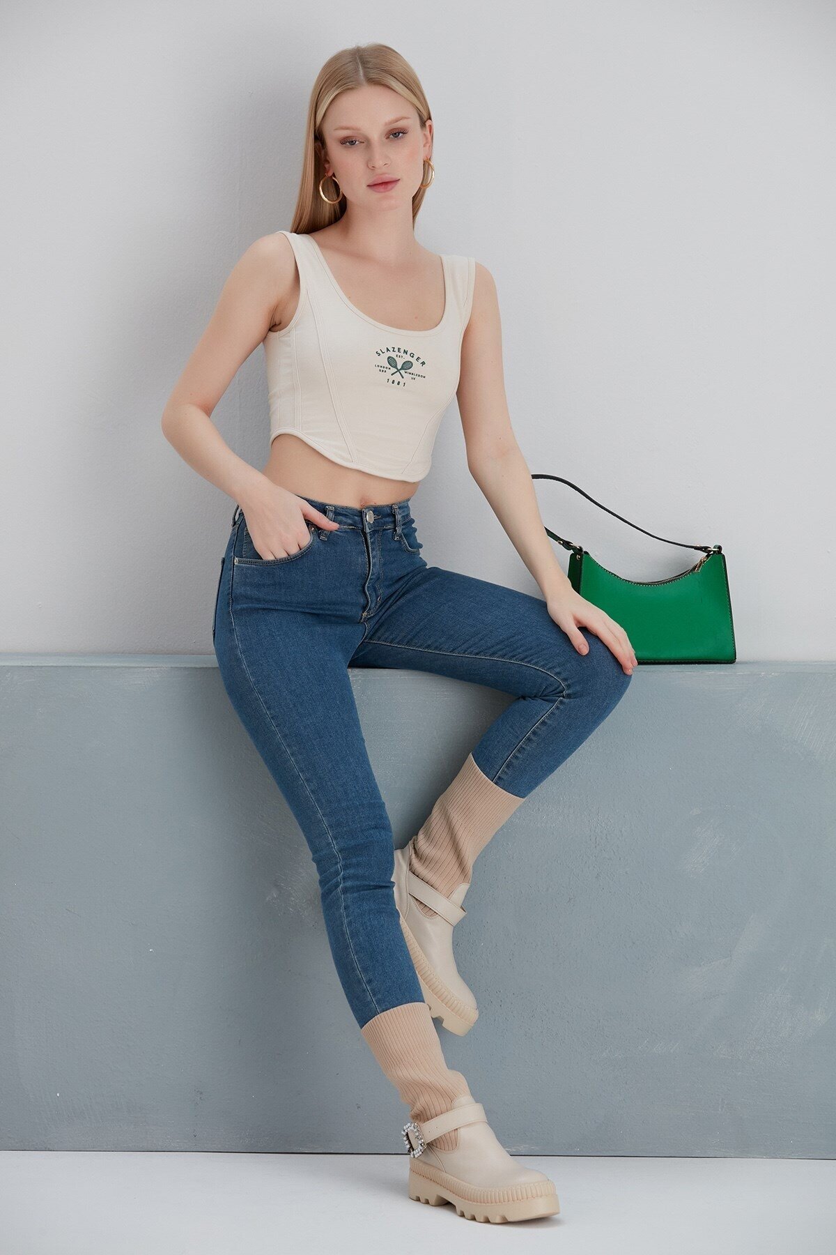 Kadın Askılı Yazı Baskılı Spor Şık Curve Krem Tasarım Croptop Bluz