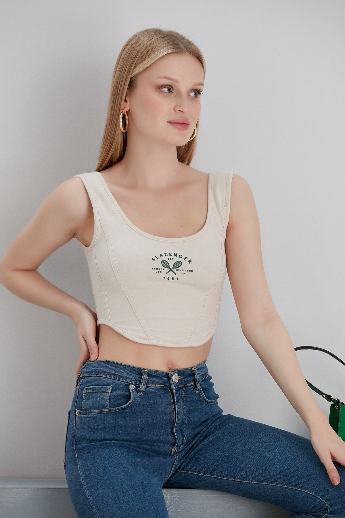 Kadın Askılı Yazı Baskılı Spor Şık Curve Krem Tasarım Croptop Bluz