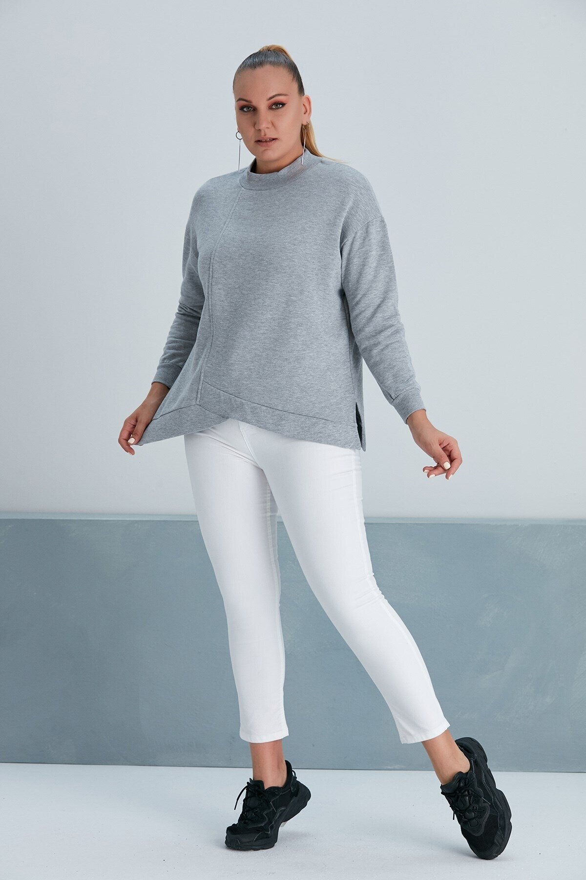 Kadın Gri Asimetrik Kesim Büyük Beden Sweatshirt