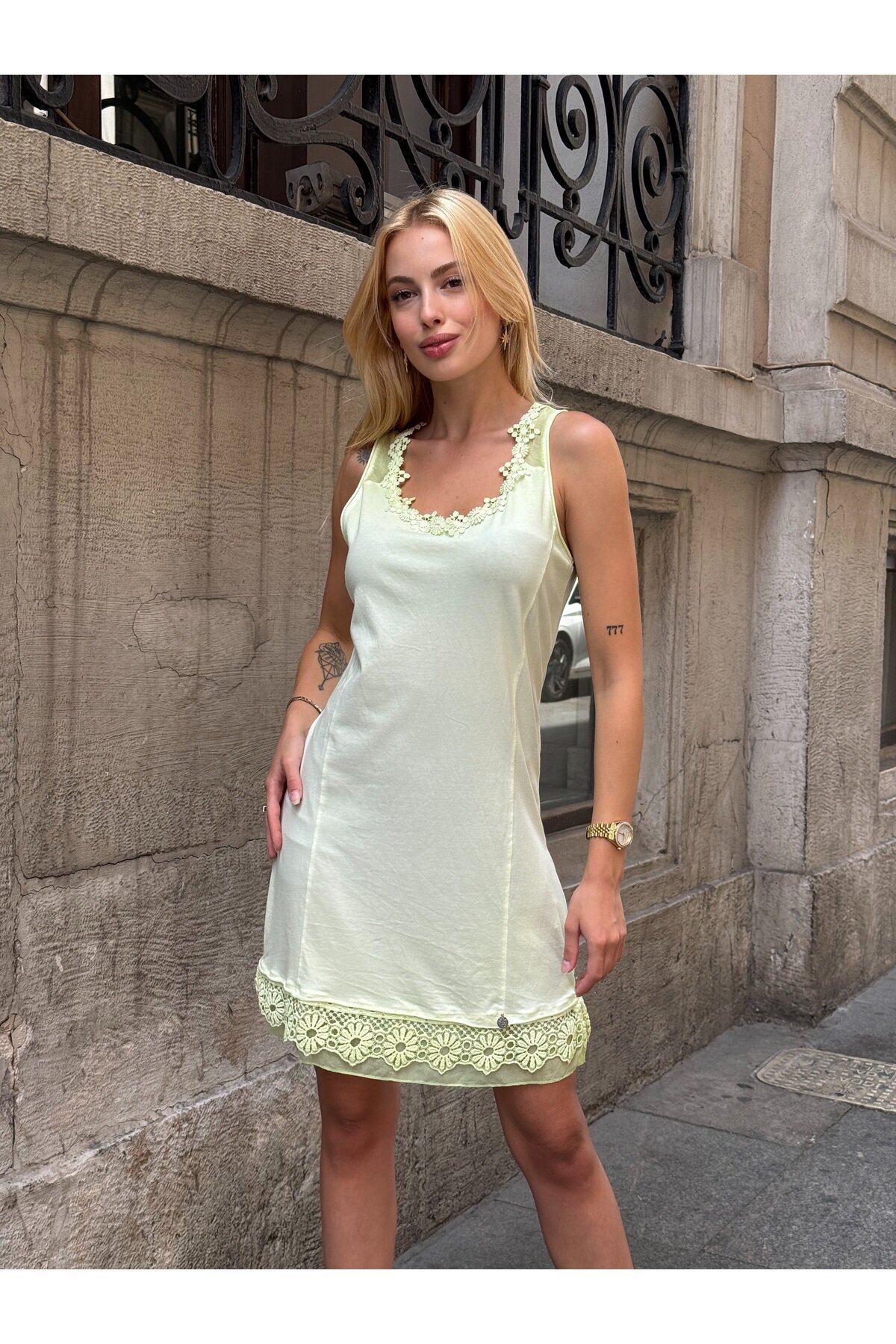 Kadın Güpürlü Yaka ve Etek Detaylı Kalın Askılı Yıkamalı Büyük Beden Curve Tunik Mini Elbise