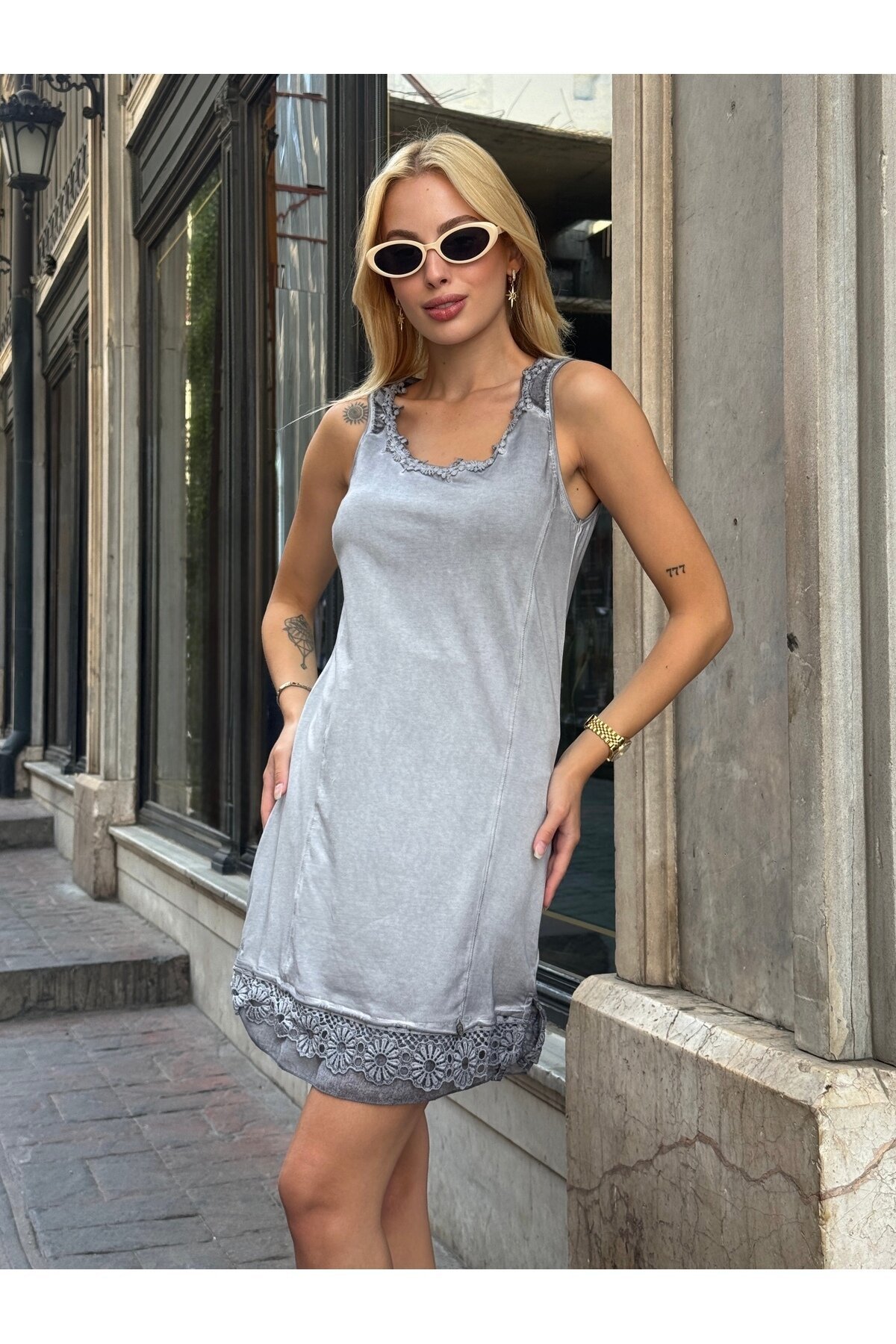 Kadın Güpürlü Yaka ve Etek Detaylı Kalın Askılı Yıkamalı Büyük Beden Curve Tunik Mini Elbise