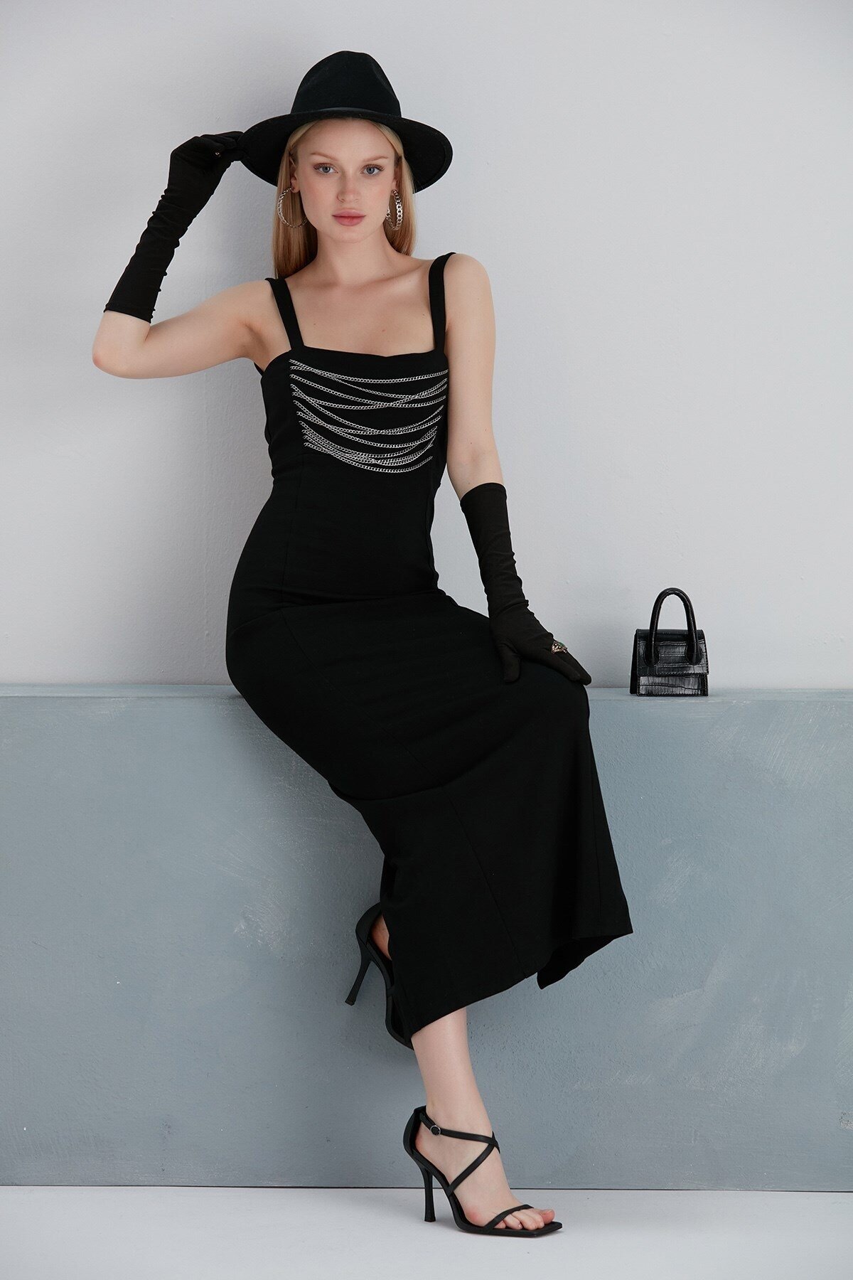 Kadın Kalın Askılı Sırt Ve Zincir Detaylı Midi Boy Yırtmaçlı Spor Şık Siyah Elbise