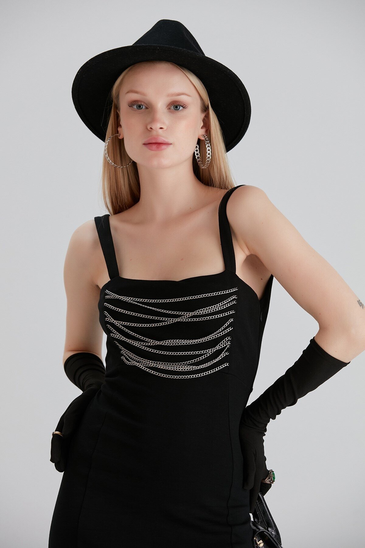 Kadın Kalın Askılı Sırt Ve Zincir Detaylı Midi Boy Yırtmaçlı Spor Şık Siyah Elbise