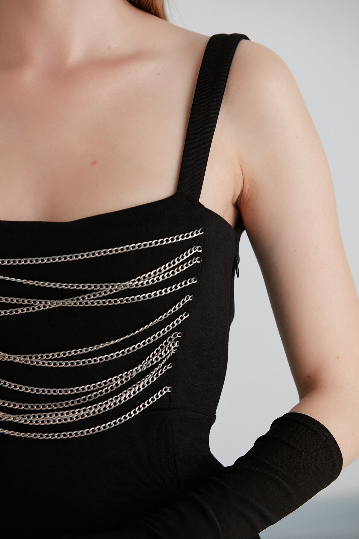 Kadın Kalın Askılı Sırt Ve Zincir Detaylı Midi Boy Yırtmaçlı Spor Şık Siyah Elbise