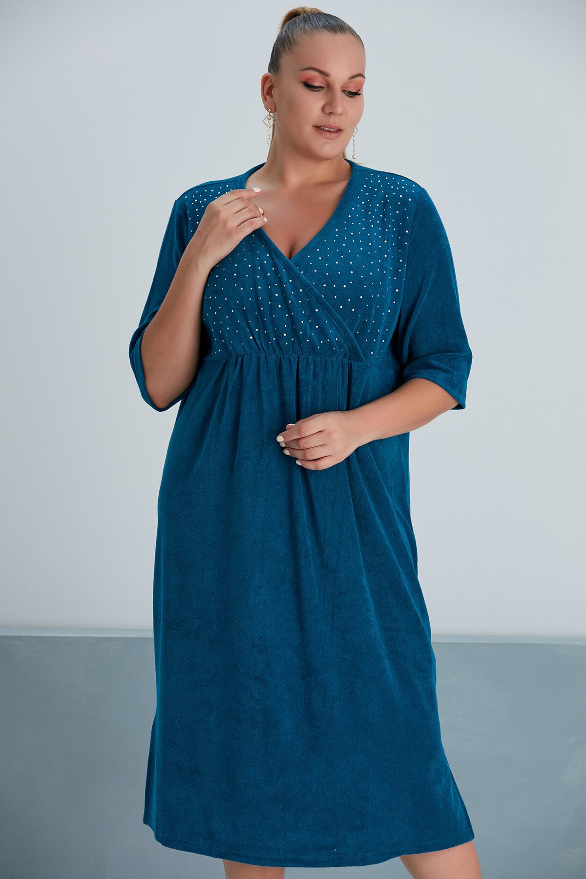 Kadın Kruvaze Yaka Taş Detaylı Uzun Büyük Beden Curve Ev Plaj Havlu Elbisesi