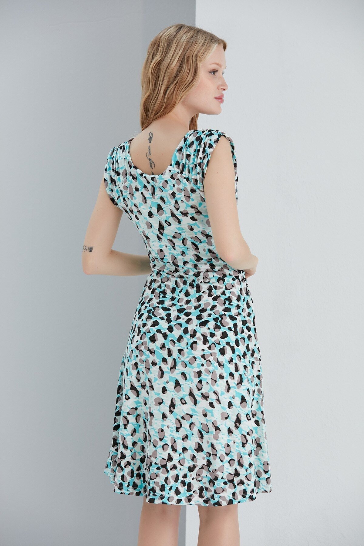 Kadın Leopar Bele Oturan Büzgü Detay Kruvaze Mavi Viskon Elbise