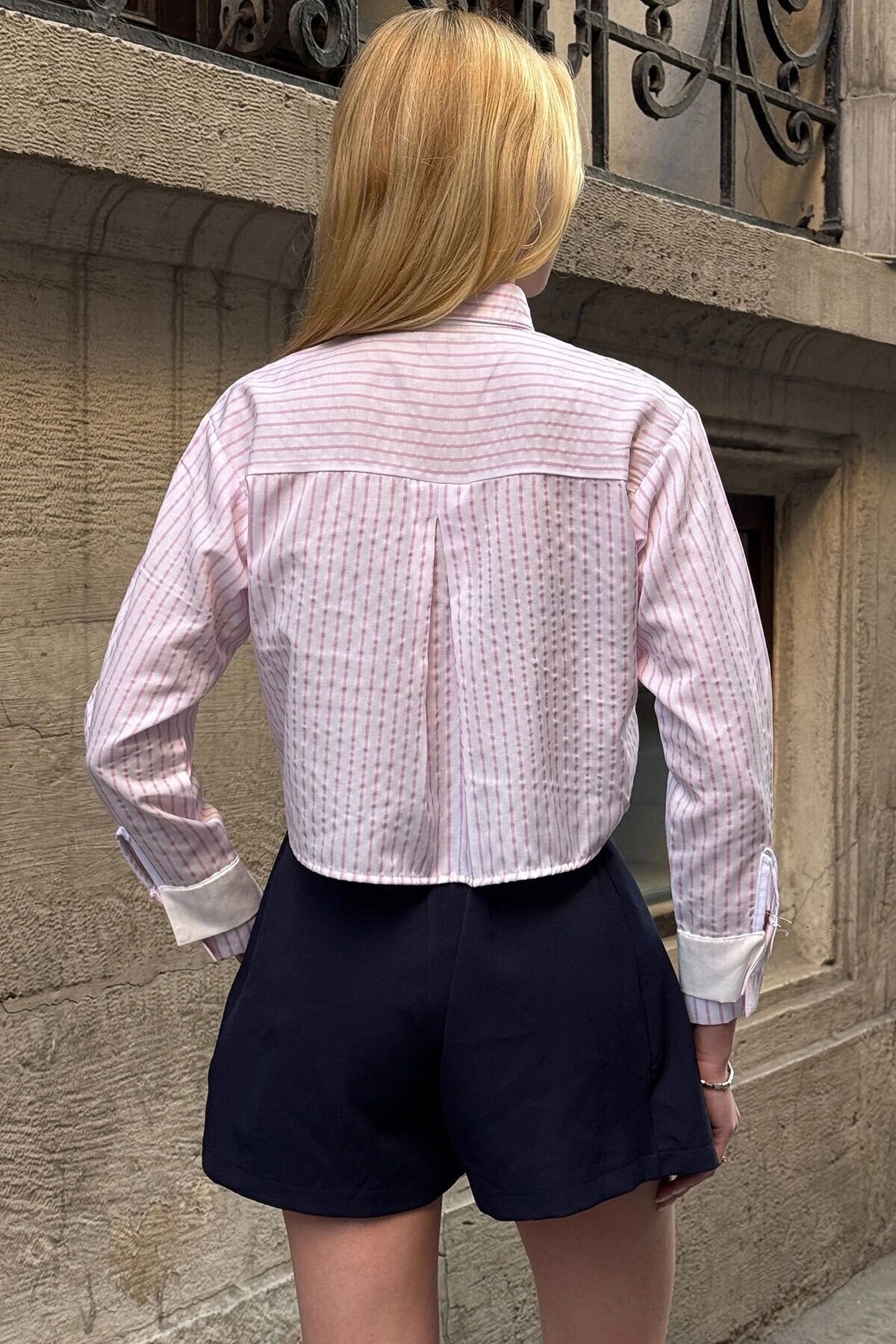 Kadın Özel Tasarım Çizgi Garni Crop Boy Uzun Kol Çift Manşetli Bluz Kısa Gömlek