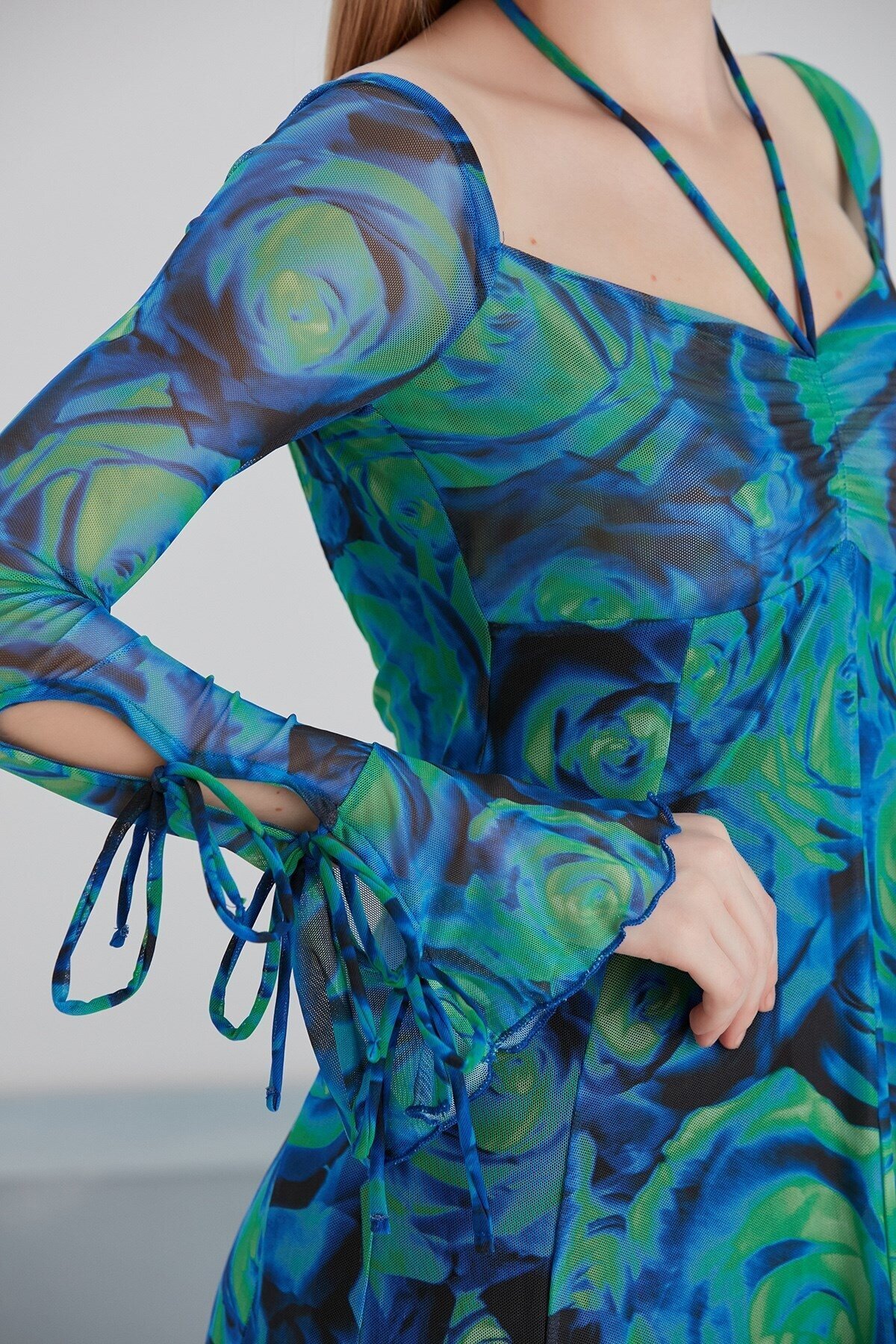 Kadın Sırt Dekolteli Desenli Tül Spor Şık Kol Detaylı Yaka Büzgülü Mavi Elbise