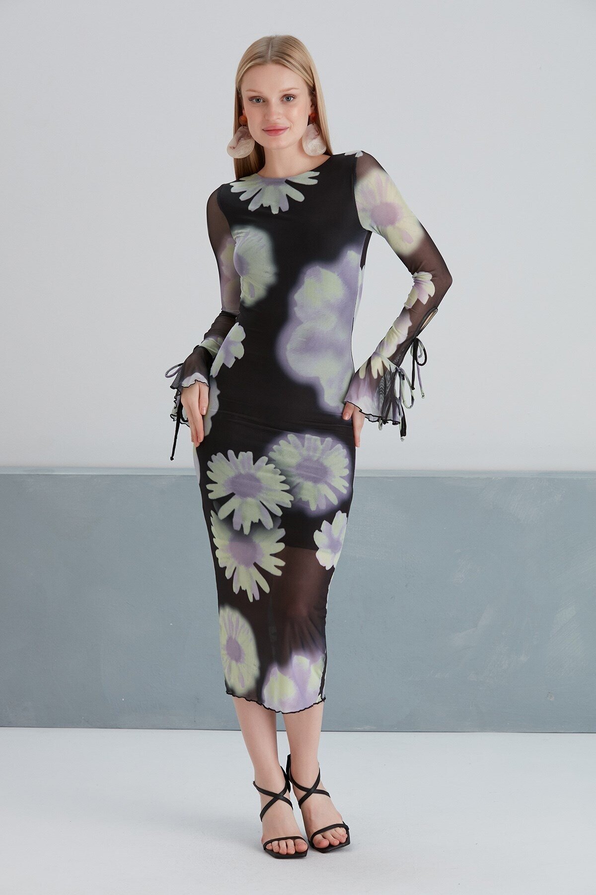 Kadın Sırt Dekolteli Uzun Boy Çiçekli Tül Spor Şık Siyah Kol Detaylı Elbise