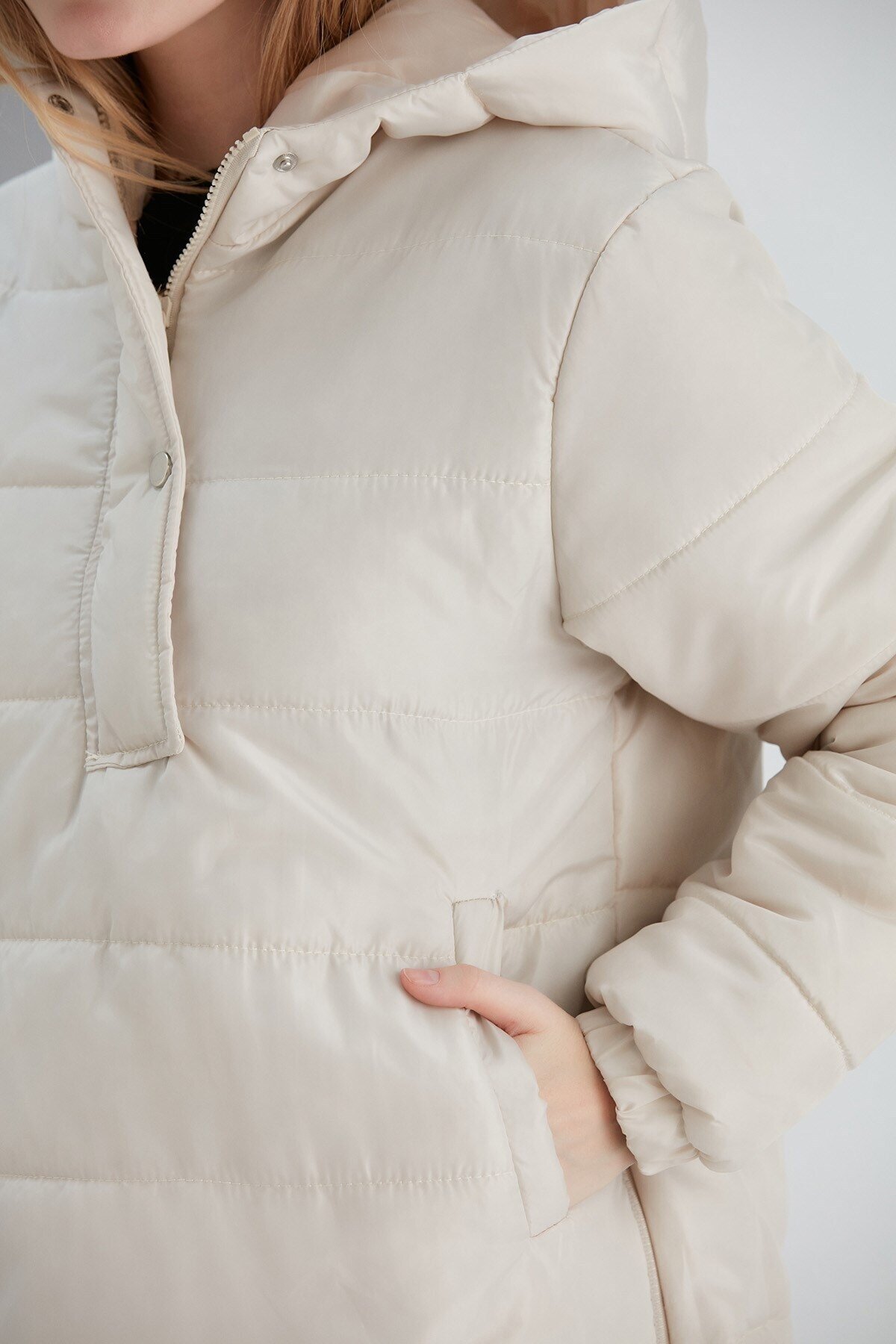 Kadın Spor Yaka Yarım Fermuarlı Kapüşonlu Kanguru Bej Sweat Yan Yırtmaçlı Mont