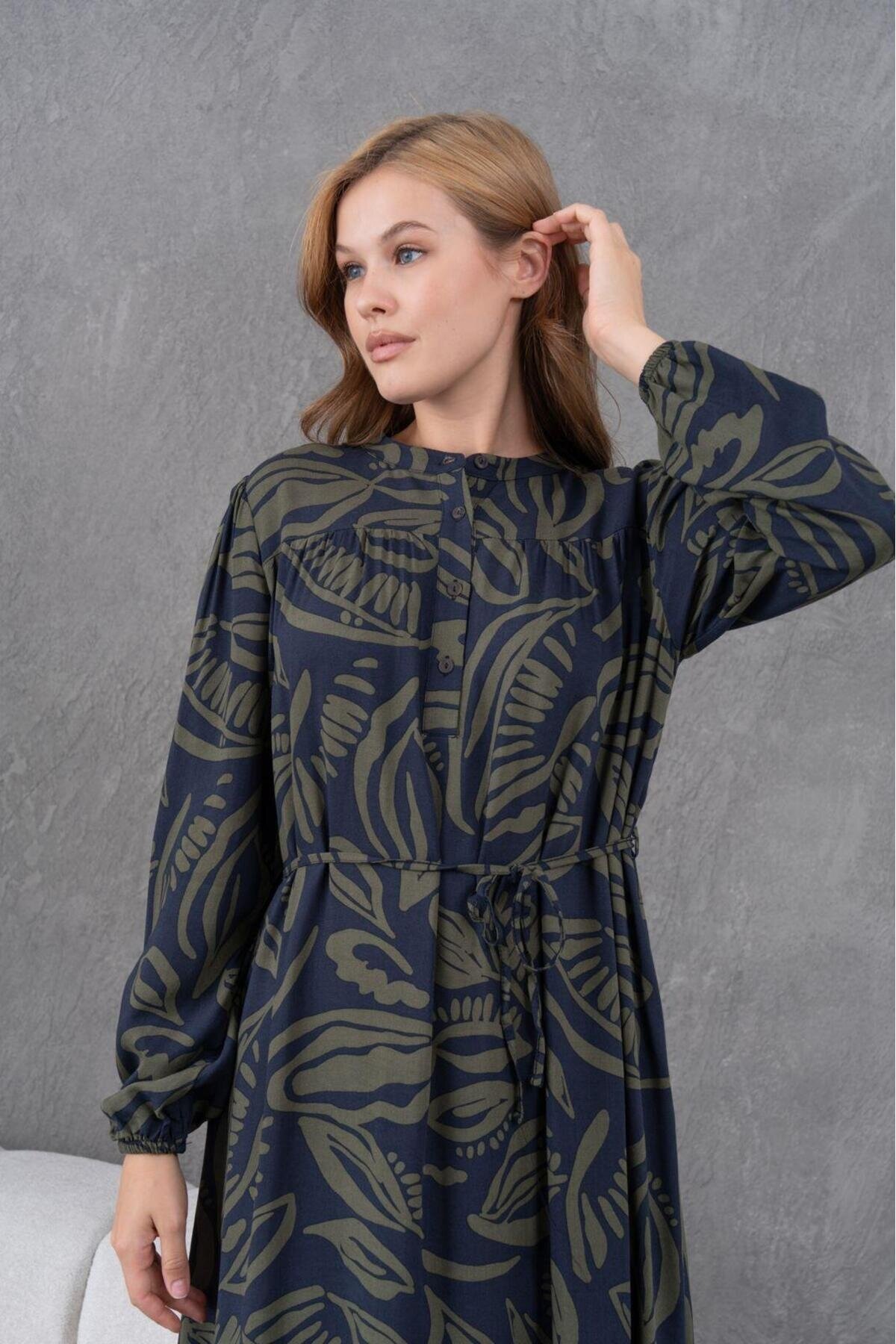 Kadın Tesettüre Uygun Desenli Uzun Kol Beli Bağcıklı Maxi Boy Rahat Büyük Beden Şık Pamuk Elbise