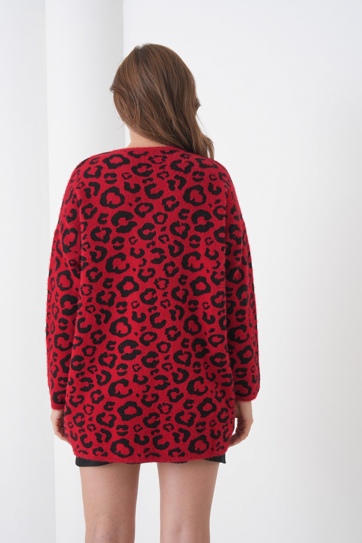 Kadın Tesettüre Uygun Midi Boy Uzun Kol Önden Düğmeli Leopar Desenli Spor Şık Triko Ceket