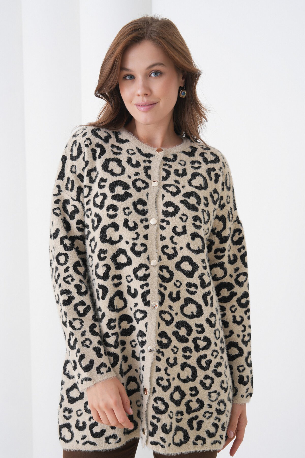Kadın Tesettüre Uygun Midi Boy Uzun Kol Önden Düğmeli Leopar Desenli Spor Şık Triko Ceket