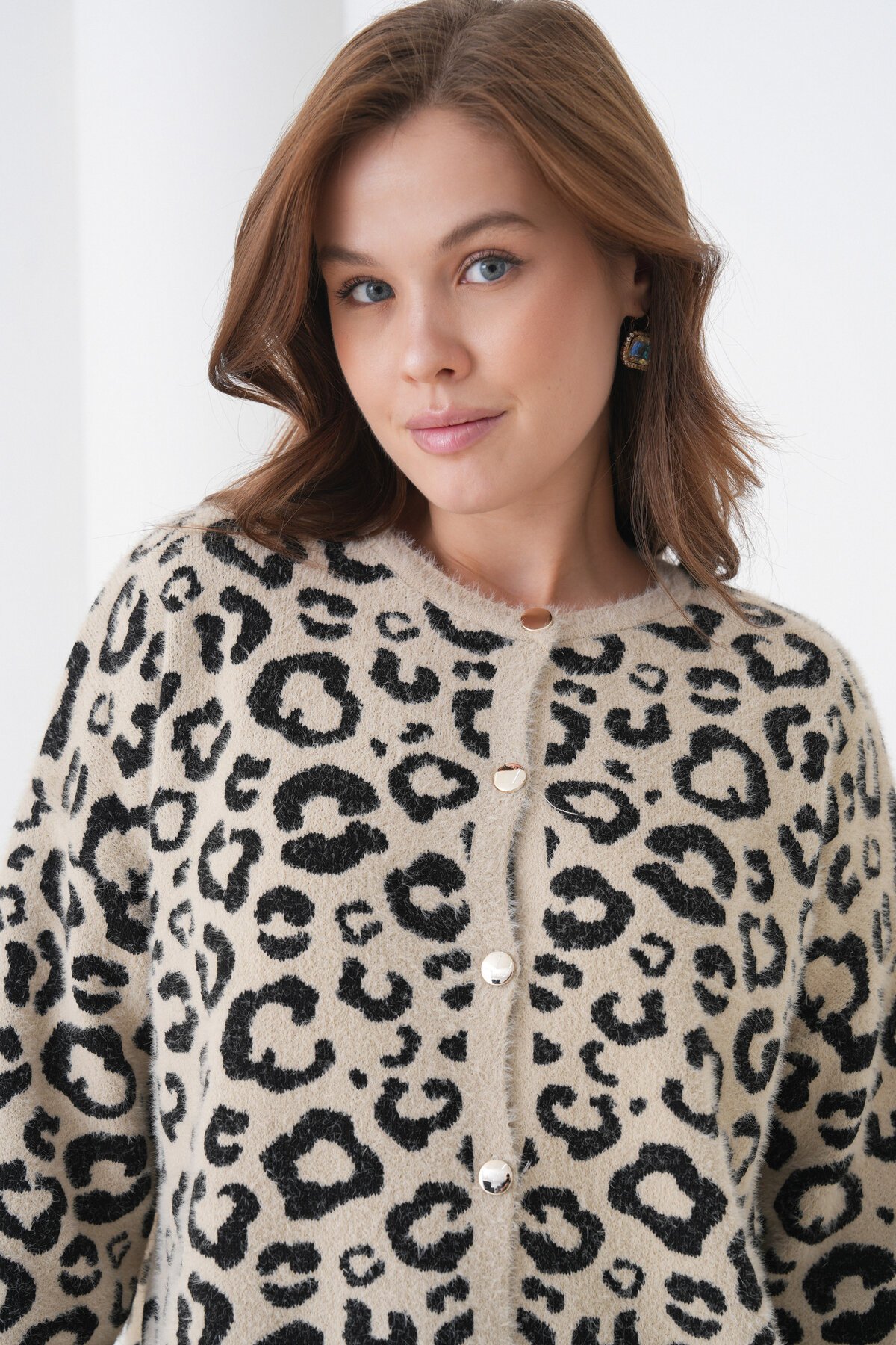 Kadın Tesettüre Uygun Midi Boy Uzun Kol Önden Düğmeli Leopar Desenli Spor Şık Triko Ceket