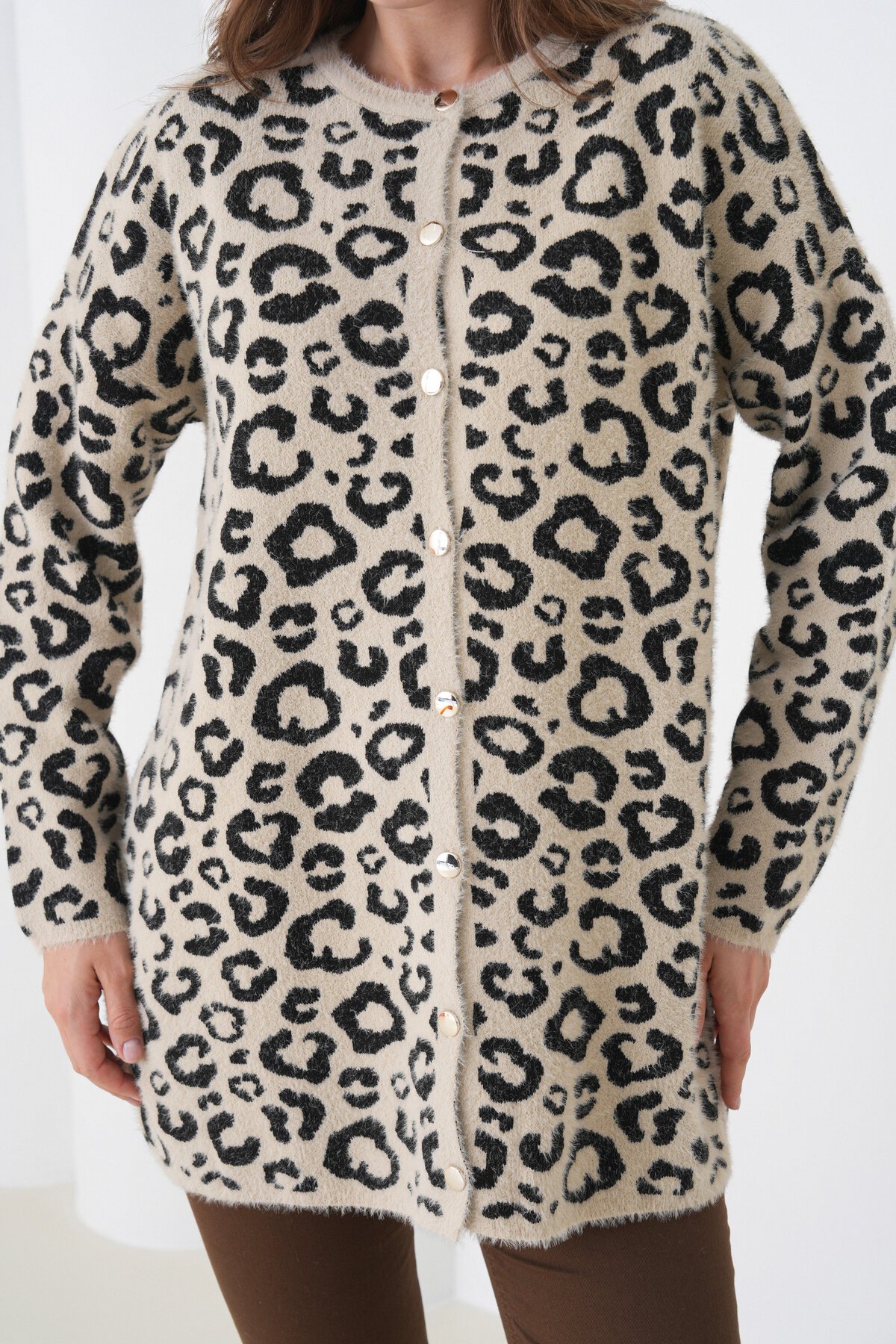 Kadın Tesettüre Uygun Midi Boy Uzun Kol Önden Düğmeli Leopar Desenli Spor Şık Triko Ceket