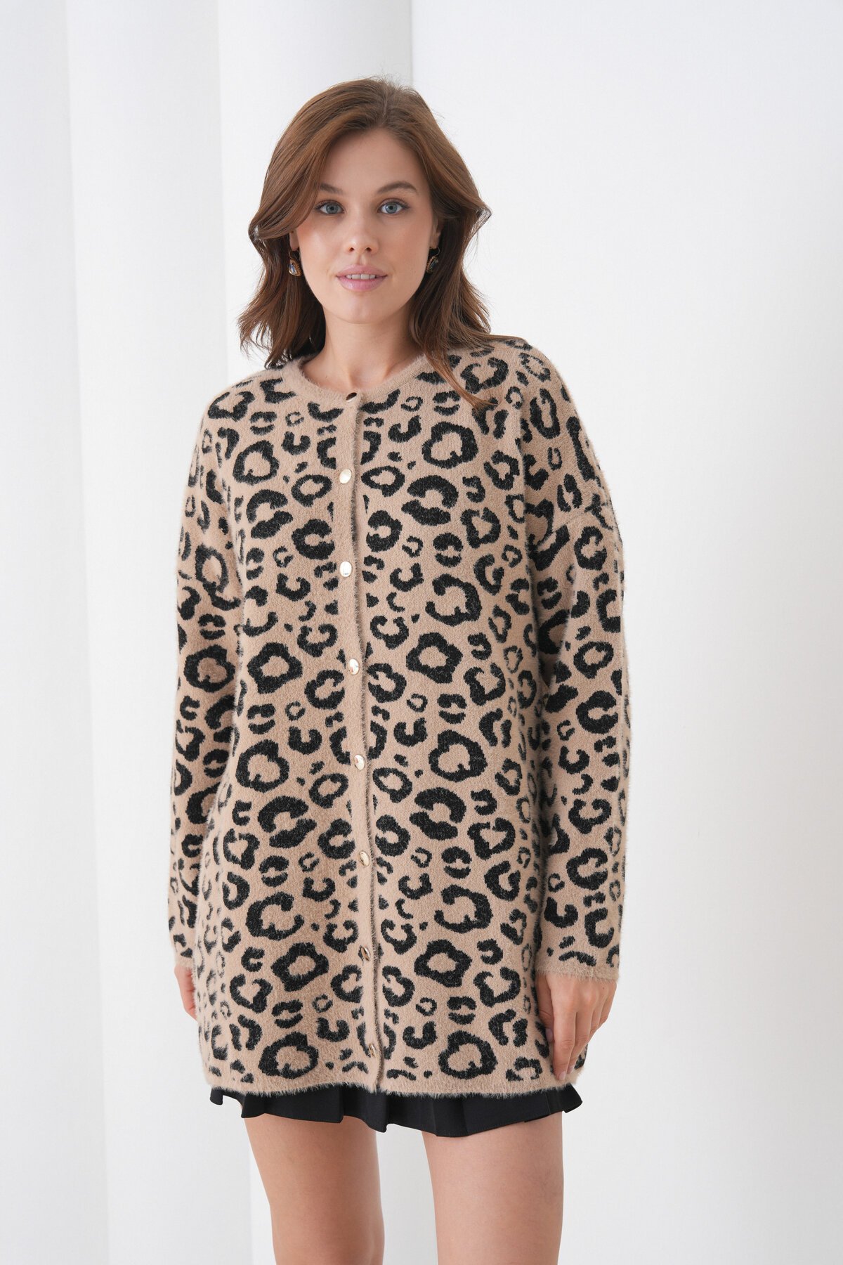 Kadın Tesettüre Uygun Midi Boy Uzun Kol Önden Düğmeli Leopar Desenli Spor Şık Triko Ceket