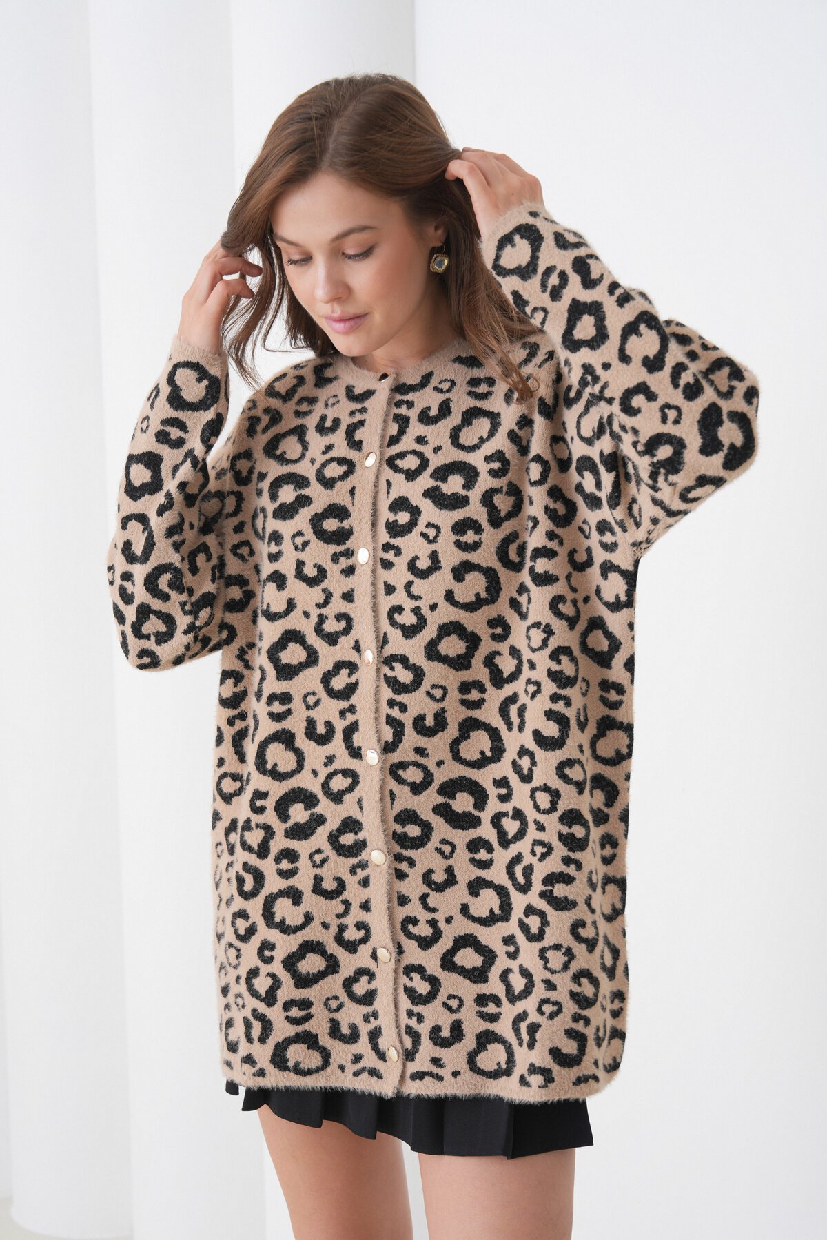 Kadın Tesettüre Uygun Midi Boy Uzun Kol Önden Düğmeli Leopar Desenli Spor Şık Triko Ceket