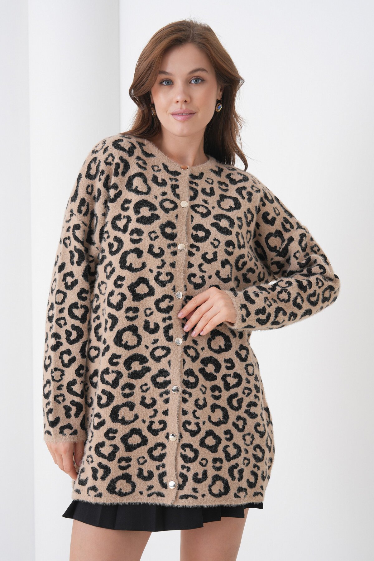 Kadın Tesettüre Uygun Midi Boy Uzun Kol Önden Düğmeli Leopar Desenli Spor Şık Triko Ceket