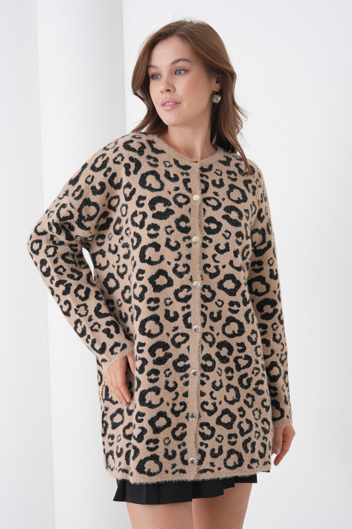 Kadın Tesettüre Uygun Midi Boy Uzun Kol Önden Düğmeli Leopar Desenli Spor Şık Triko Ceket