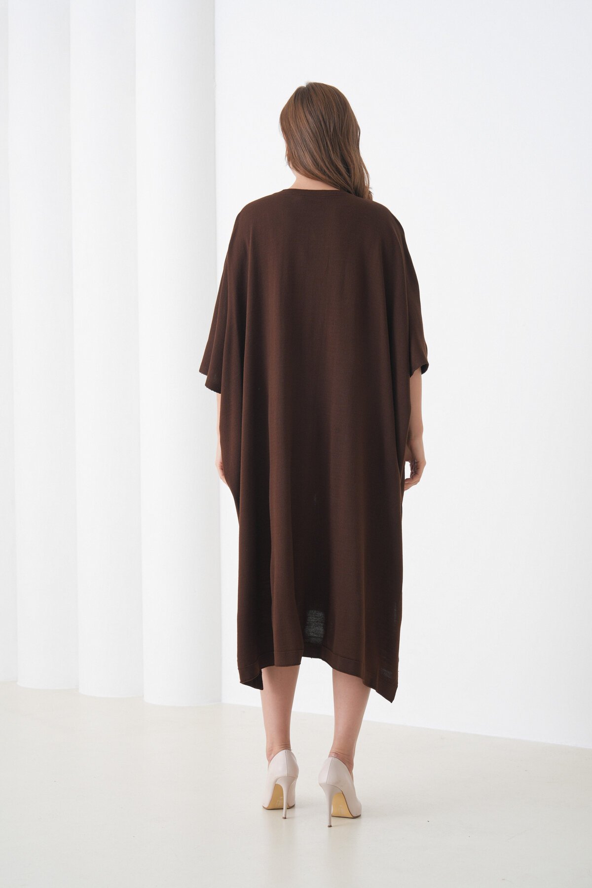 Kadın Tesettüre Uygun Önden Düğmeli Asimetrik Kesim Yarasa Kol Şık Geniş Kalıp Panço Ceket