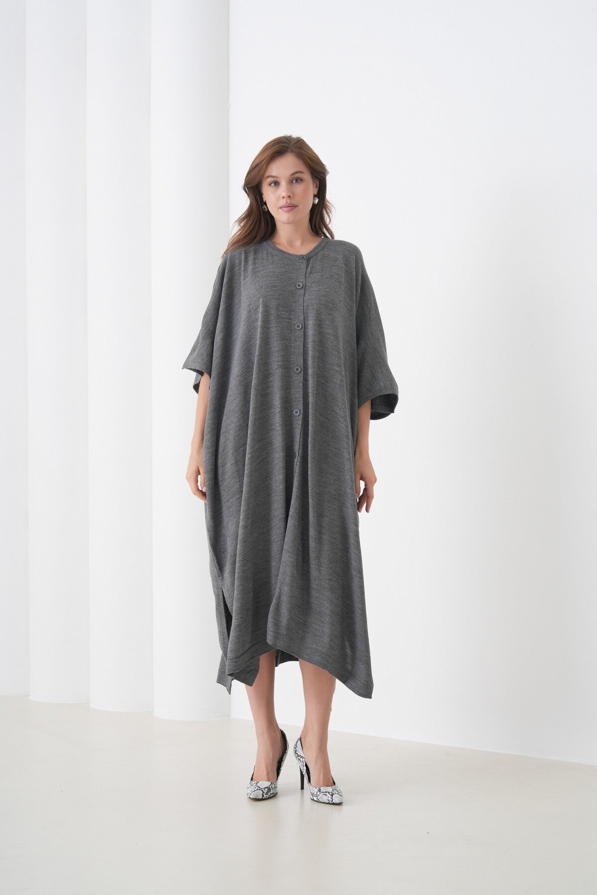 Kadın Tesettüre Uygun Önden Düğmeli Asimetrik Kesim Yarasa Kol Şık Geniş Kalıp Panço Ceket