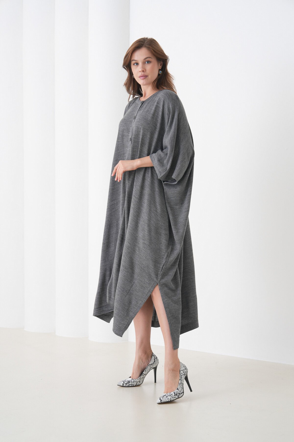 Kadın Tesettüre Uygun Önden Düğmeli Asimetrik Kesim Yarasa Kol Şık Geniş Kalıp Panço Ceket