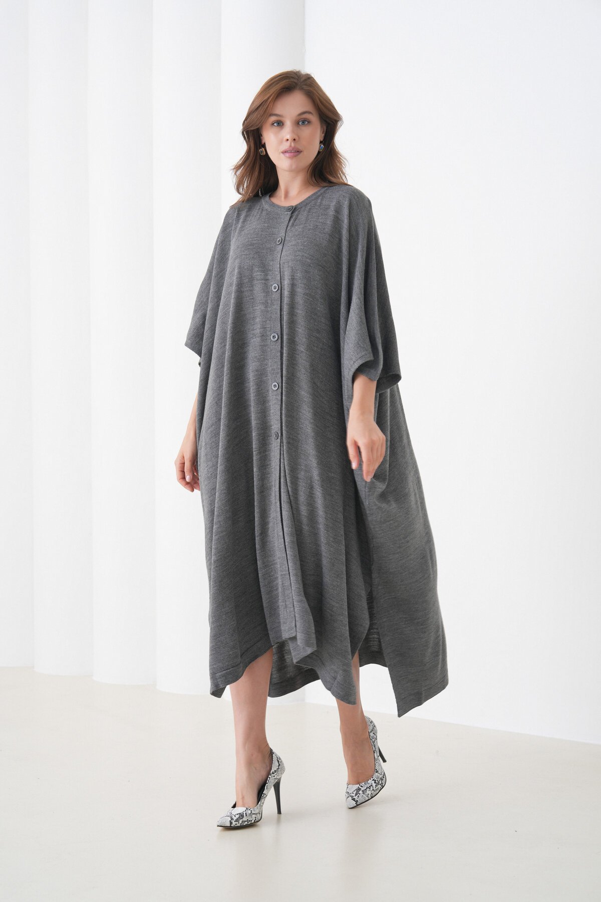 Kadın Tesettüre Uygun Önden Düğmeli Asimetrik Kesim Yarasa Kol Şık Geniş Kalıp Panço Ceket