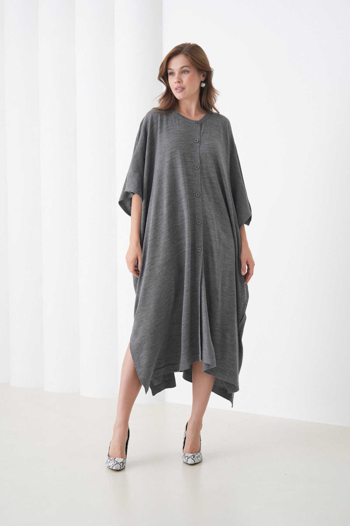 Kadın Tesettüre Uygun Önden Düğmeli Asimetrik Kesim Yarasa Kol Şık Geniş Kalıp Panço Ceket