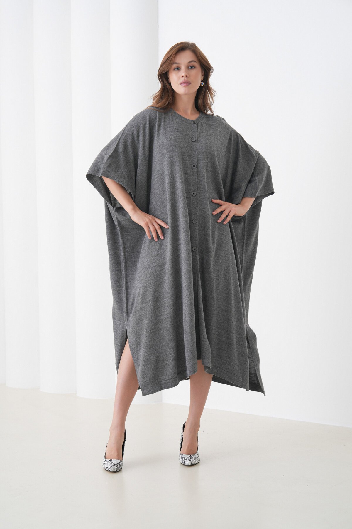 Kadın Tesettüre Uygun Önden Düğmeli Asimetrik Kesim Yarasa Kol Şık Geniş Kalıp Panço Ceket