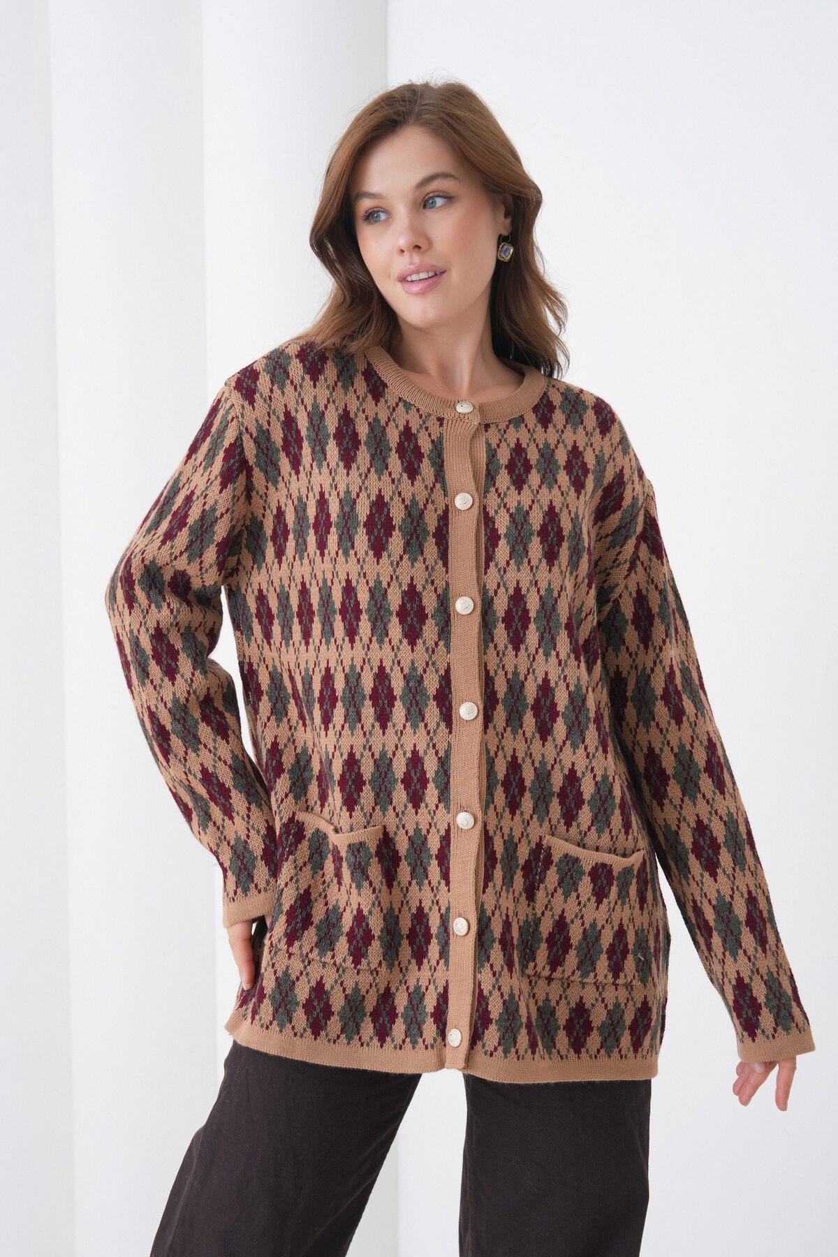 Kadın Tesettüre Uygun Önden Düğmeli CepliUzun Kol Şık Geniş Kalıp Desenli Triko Ceket