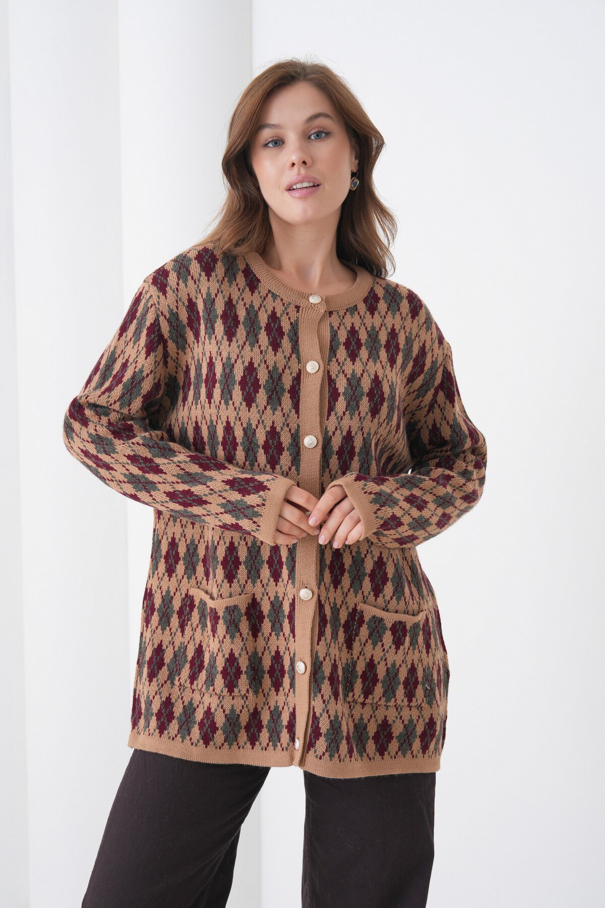 Kadın Tesettüre Uygun Önden Düğmeli CepliUzun Kol Şık Geniş Kalıp Desenli Triko Ceket