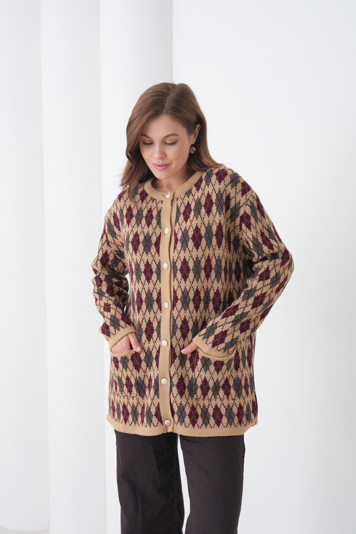 Kadın Tesettüre Uygun Önden Düğmeli CepliUzun Kol Şık Geniş Kalıp Desenli Triko Ceket