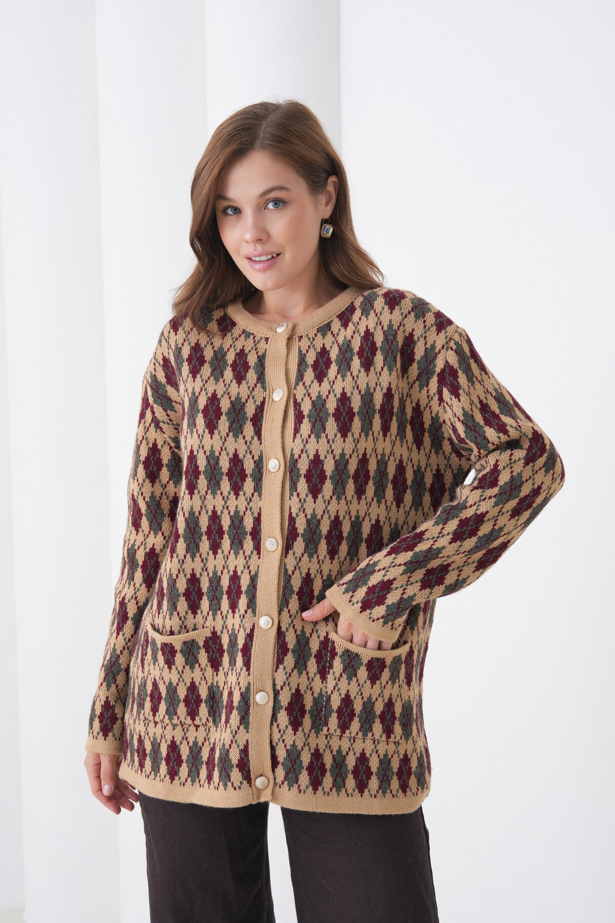 Kadın Tesettüre Uygun Önden Düğmeli CepliUzun Kol Şık Geniş Kalıp Desenli Triko Ceket