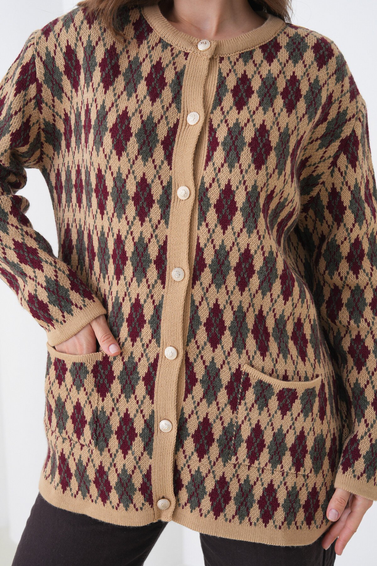 Kadın Tesettüre Uygun Önden Düğmeli CepliUzun Kol Şık Geniş Kalıp Desenli Triko Ceket