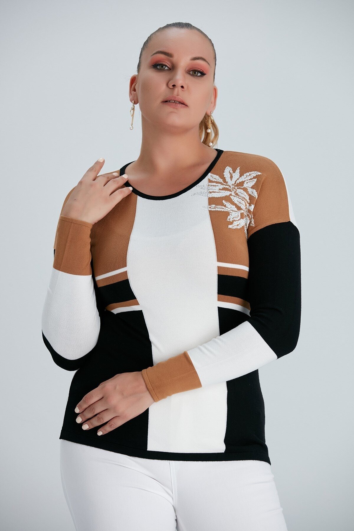 Kadın Üç Renkli Çiçek Desenli Taş Detaylı Premimum Kalite Şık Curve Anne Büyük Beden Triko Bluz