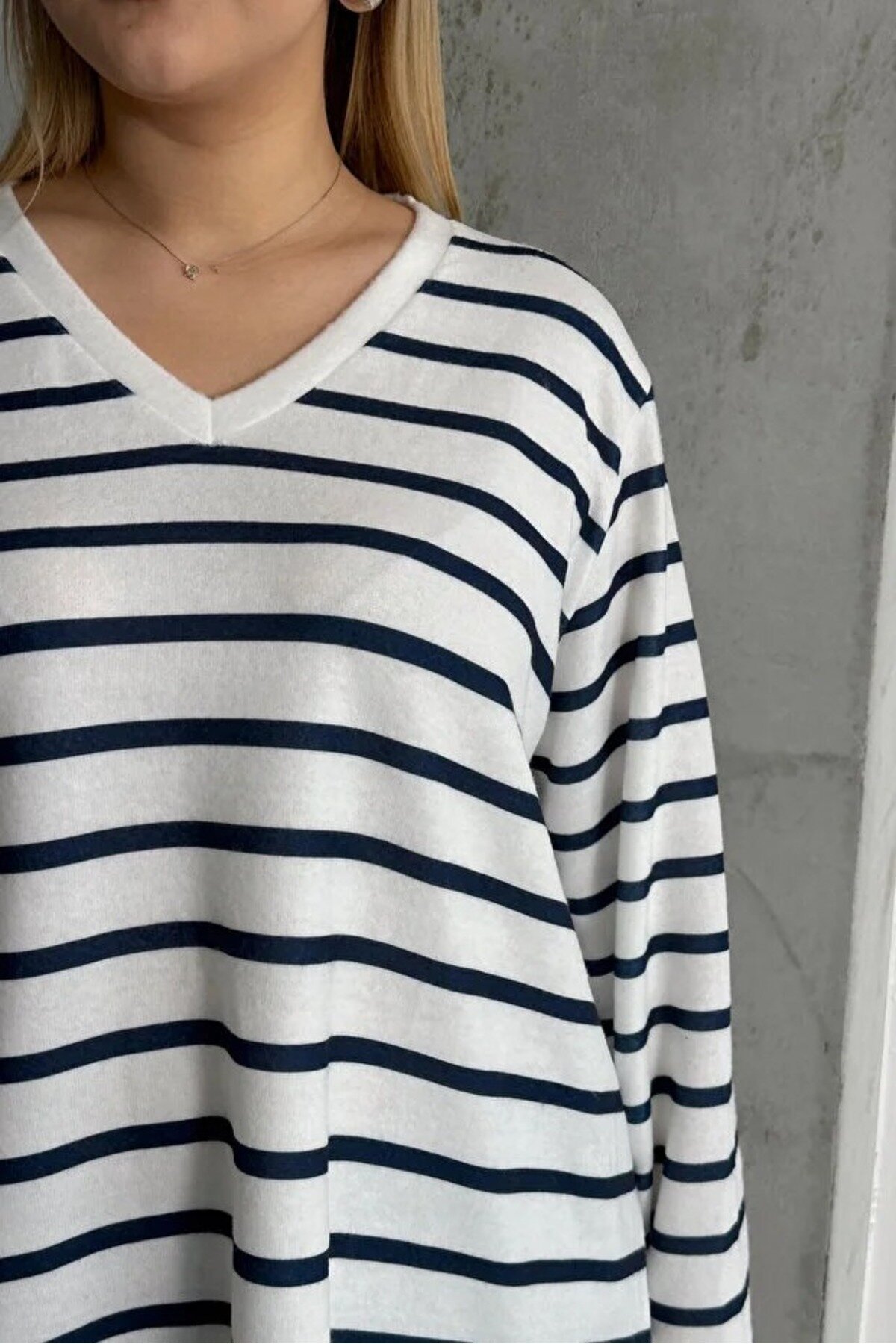 Kadın V Yaka Büyük Beden Oversize Kalıp Geniş Tunik Boy Yırtmaçlı Çizgili Uzun Kol Curve Yumoş Bluz