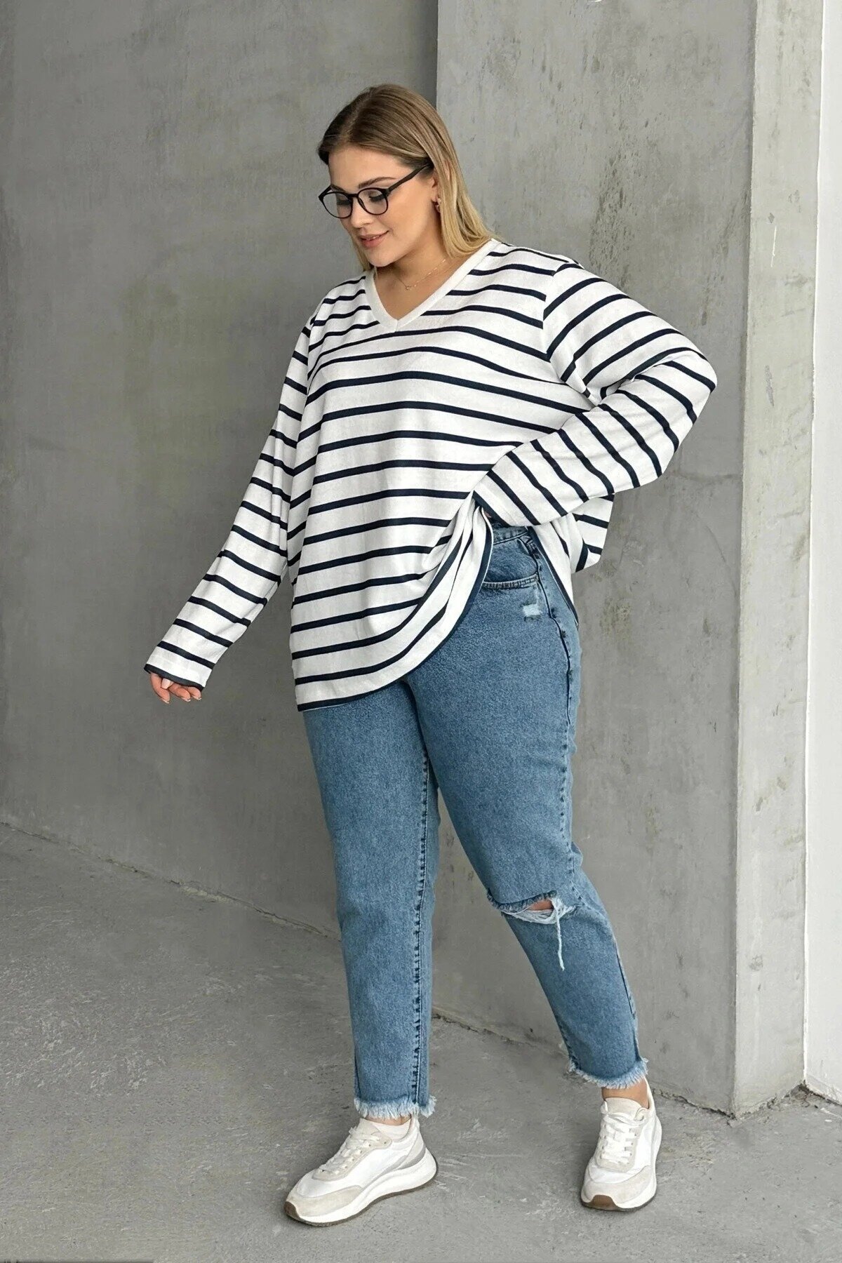 Kadın V Yaka Büyük Beden Oversize Kalıp Geniş Tunik Boy Yırtmaçlı Çizgili Uzun Kol Curve Yumoş Bluz