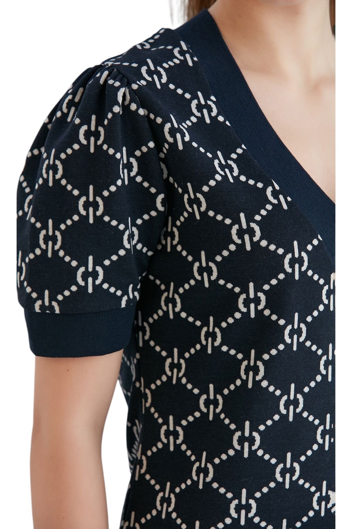 Kadın V Yaka Desenli Yarım Kol Triko Süveter Bluz