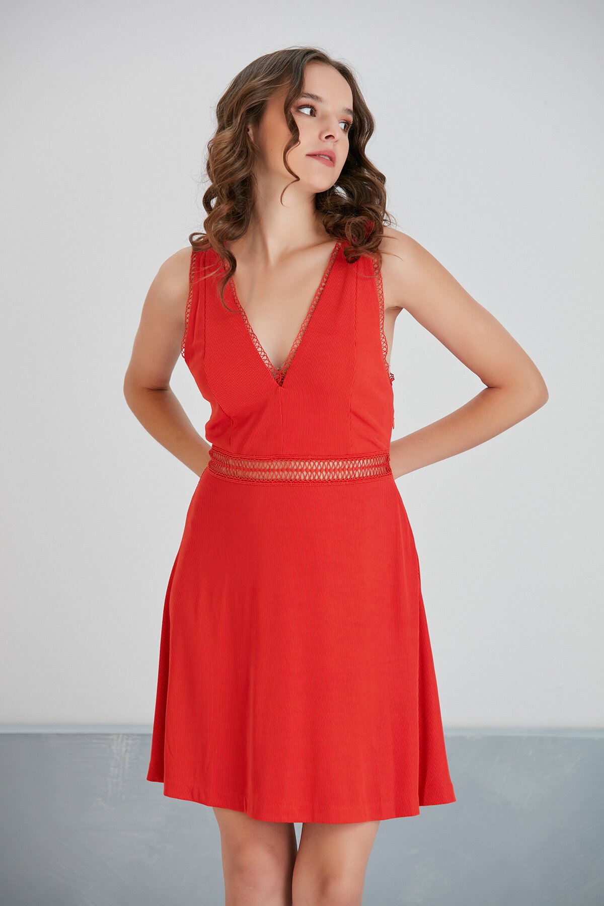 Kadın V Yaka Dokulu Yazlık Bel Detaylı A Kesim Nar Çiçeği Spor Şık Fermuarlı Askılı Tasarım Elbise