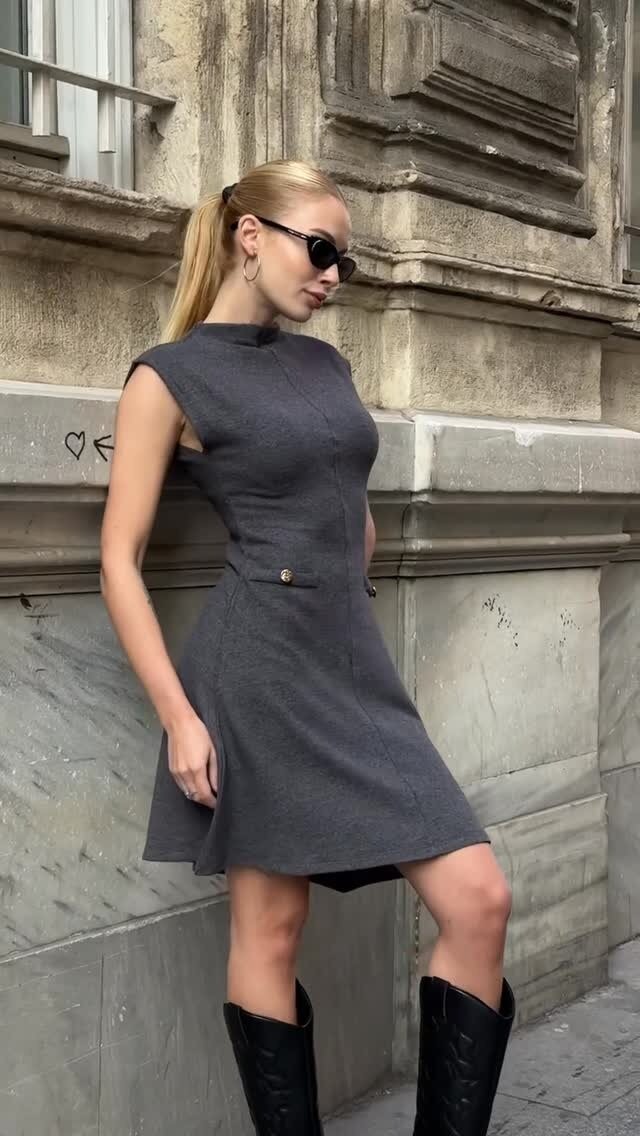 Kadın Dik Yaka Asimetrik Etekli Beli Tokalı Kolsuz Şık Tasarım Elbise