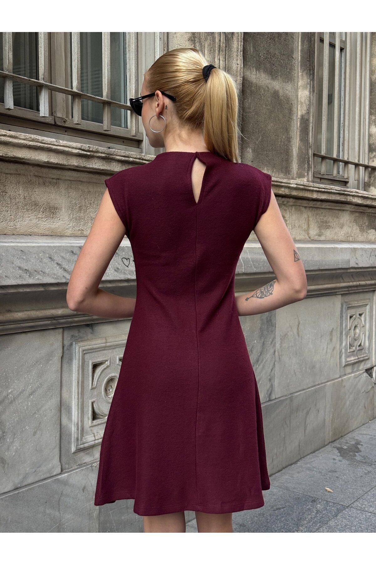 Kadın Dik Yaka Asimetrik Etekli Beli Tokalı Kolsuz Şık Tasarım Elbise