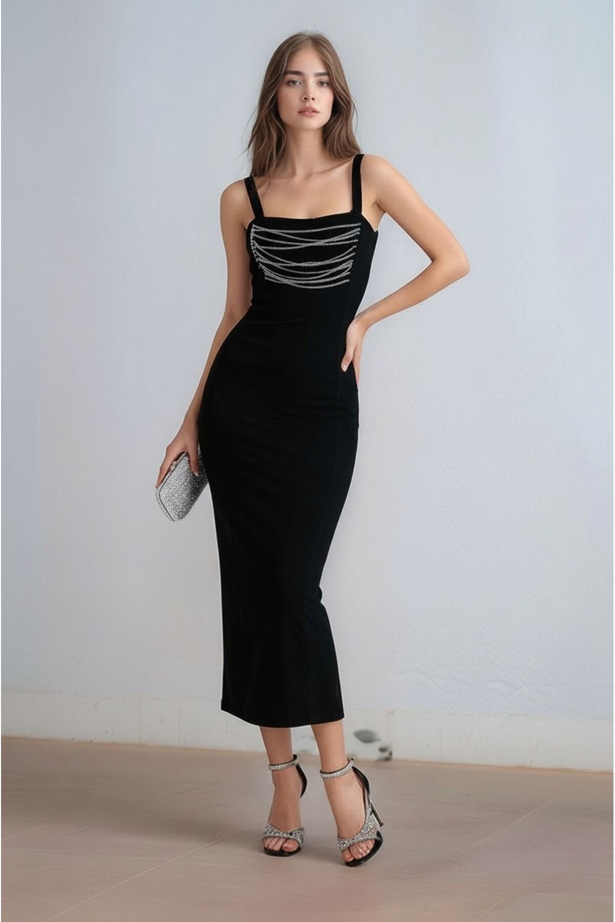 Kadın Kalın Askılı Sırt Dekolteli Ve Zincir Detaylı Midi Boy Yırtmaçlı Spor Şık Siyah Elbise