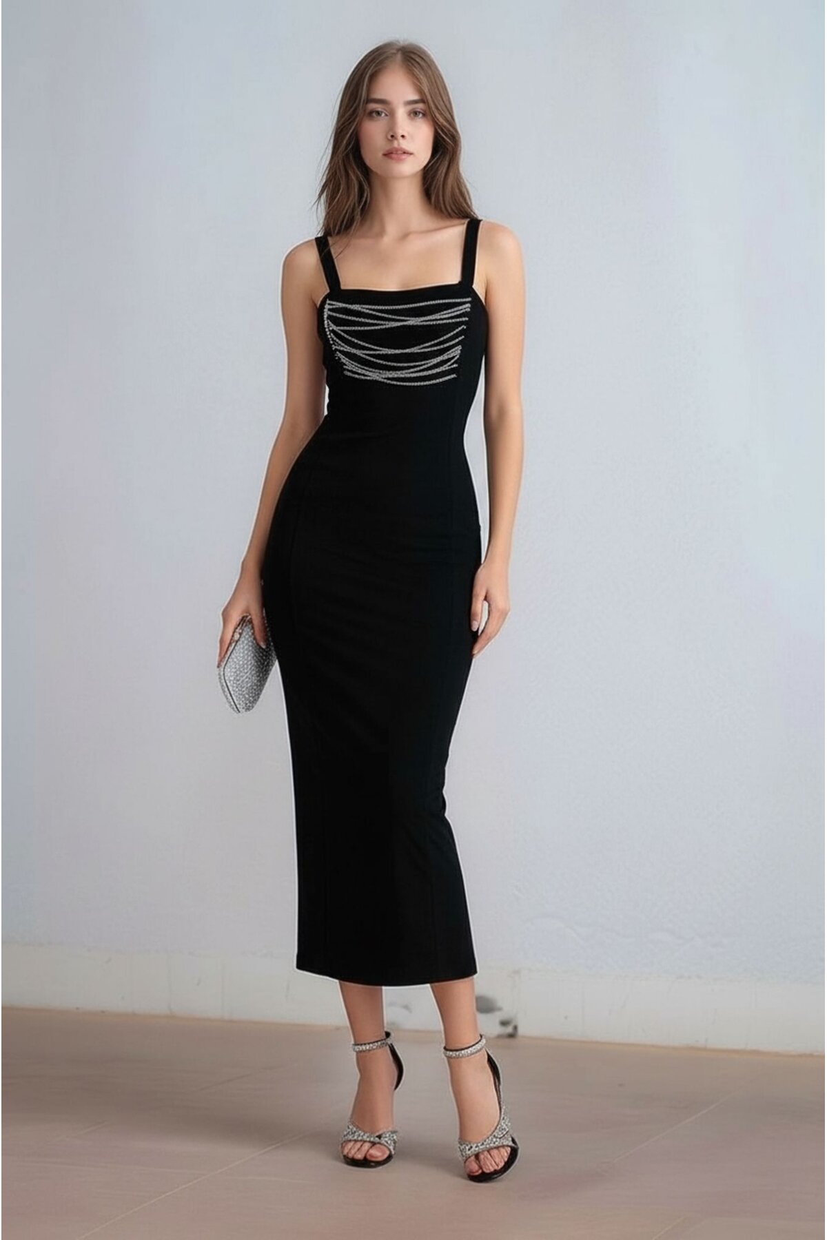 Kadın Kalın Askılı Sırt Dekolteli Ve Zincir Detaylı Midi Boy Yırtmaçlı Spor Şık Siyah Elbise