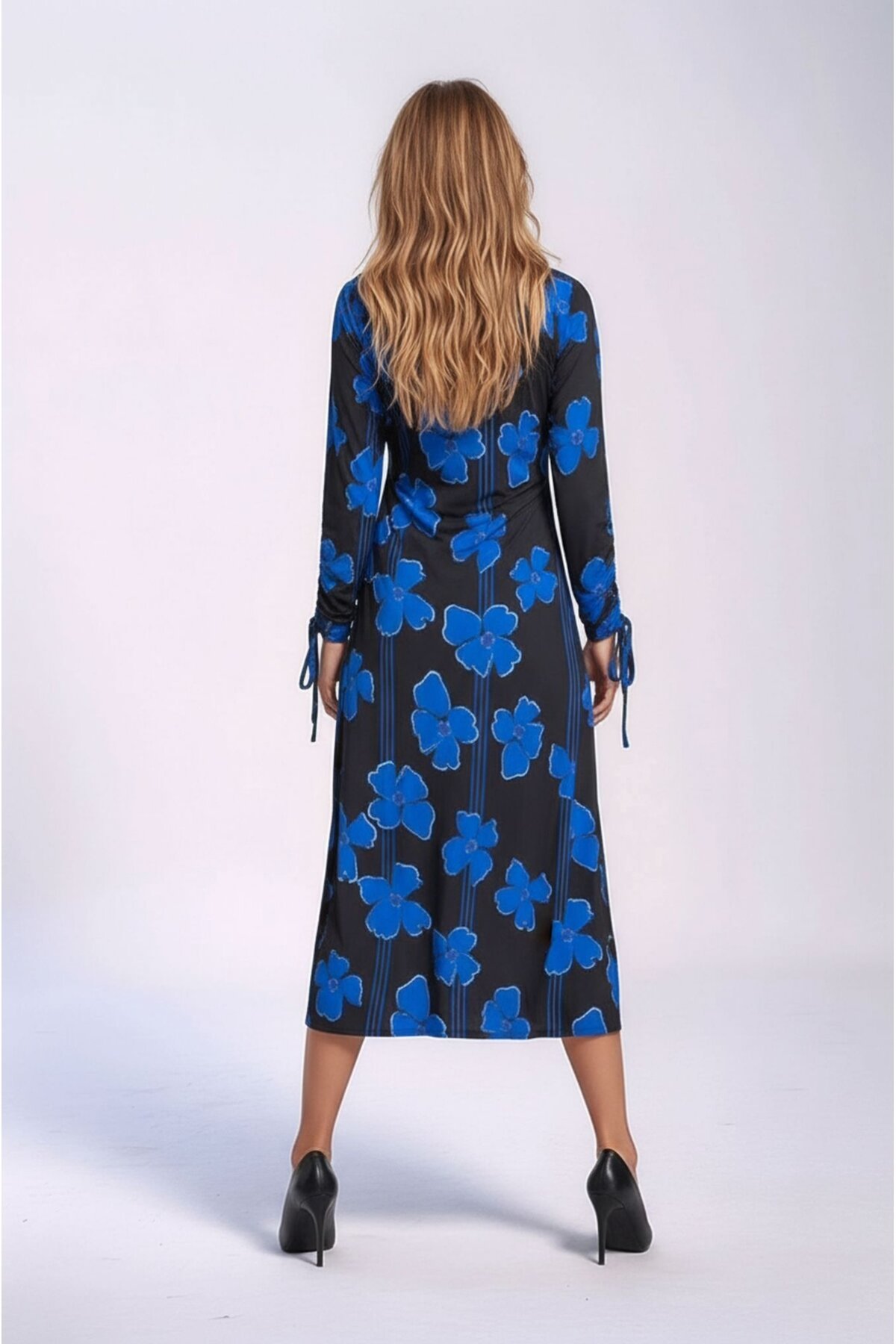Kadın Yaka Bağlamalı Mavi Çiçek Desen Büzgü Kol Detaylı Şık Siyah Curve Elbise