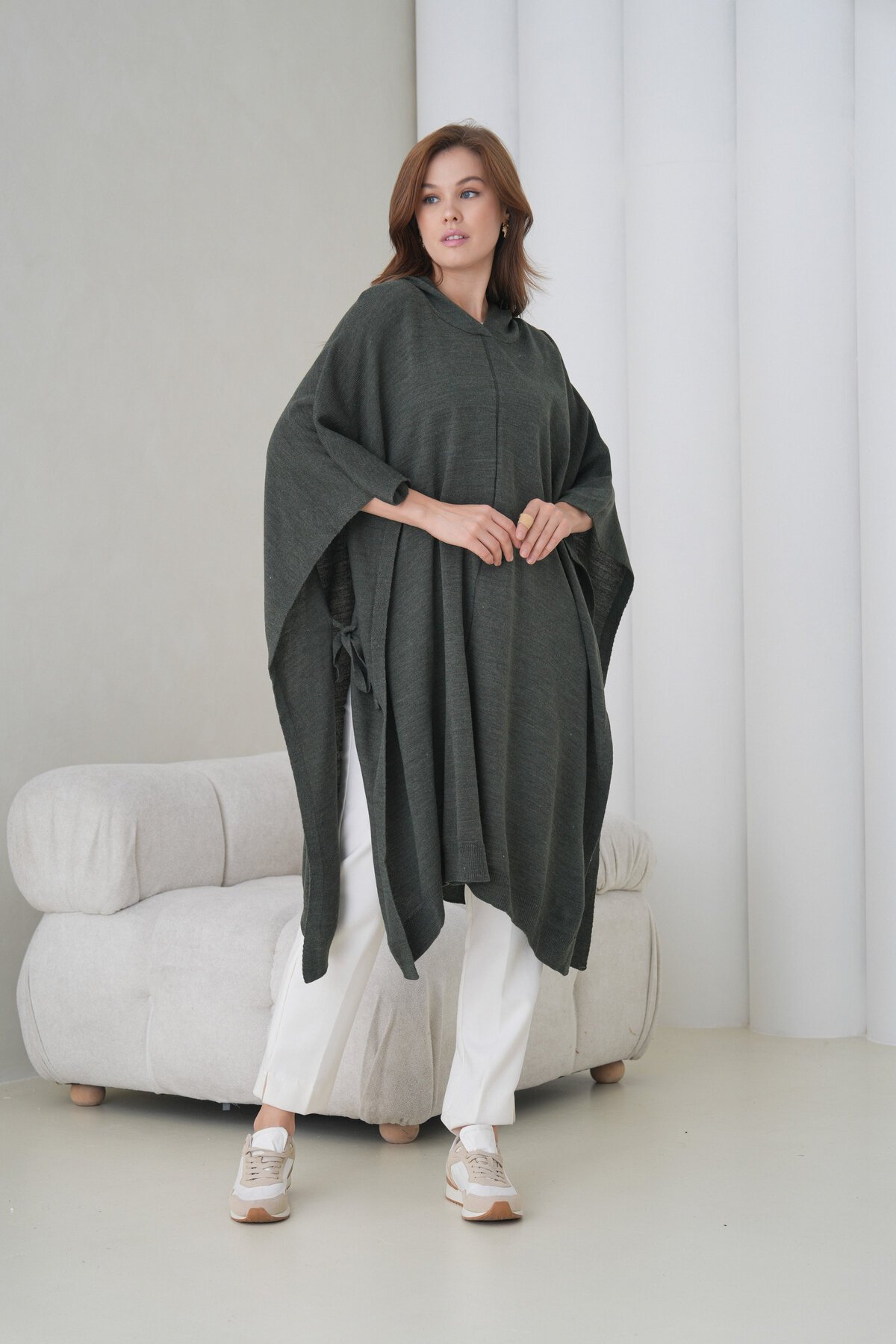 Kadın Tesettüre Uygun Yandan Bağlamalı Asimetrik Kesim Kapüşonlu Geniş Kalıp Panço Ceket