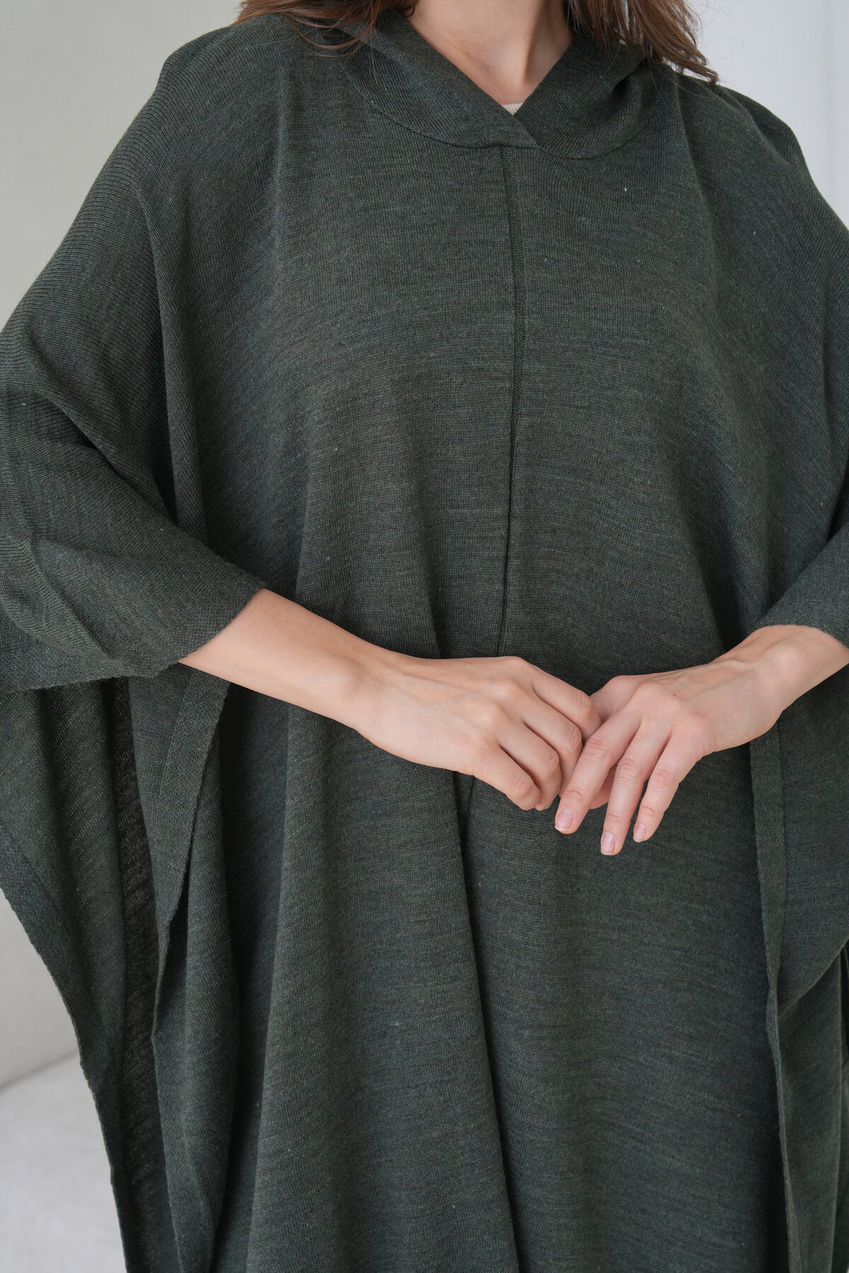 Kadın Tesettüre Uygun Yandan Bağlamalı Asimetrik Kesim Kapüşonlu Geniş Kalıp Panço Ceket