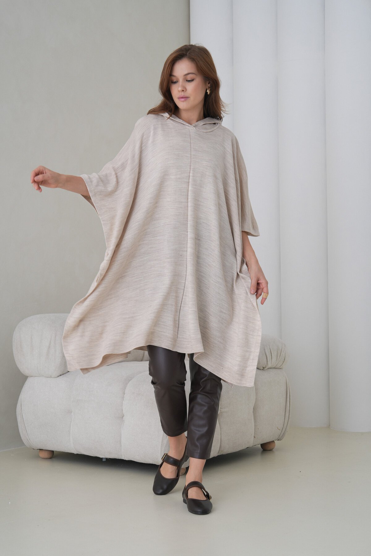 Kadın Tesettüre Uygun Yandan Bağlamalı Asimetrik Kesim Kapüşonlu Geniş Kalıp Panço Ceket